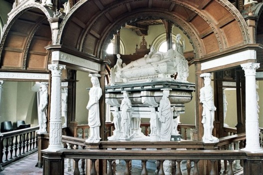 Blick von Nordwesten auf das Grabmal.