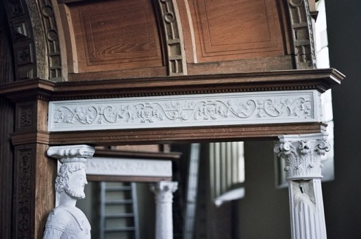 Detail, äußeres Tonnengewölbe mit Relief, Karyatide und Kapitell.