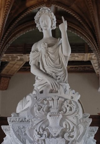 Detail, Schildträgerin mit Wappenschild (H. Tammen).