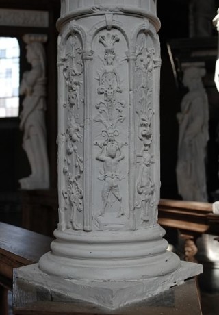 Detail, Säulenschaft mit zeittypischer Dekoration (H. Tammen).