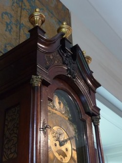 Kleine goldene Aufsätze in Form von Vasen bekrönen den Abschluss.