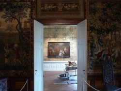 Das Gemälde ist bereits ein Hingucker, bevor man den Raum betritt.