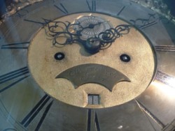 Adam Bach hat seine Unterschrift auf dem Ziffernblatt hinterlassen.