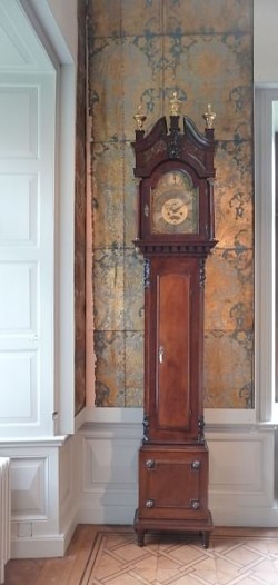 Die schöne Standuhr hat einen würdigen Platz gefunden.