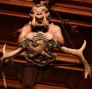 Als eines der ältesten Stücke des Schlosses hat sich der Geweihleuchter bewahrt, der das jeversche Wappen trägt.