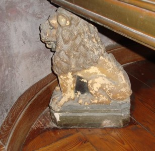 Kaminofen im Vorzimmer zum Audienzsaal Schloss Jever - Löwenfuß