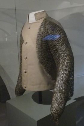 Eine untergelegte Weste vervollständigt die beiden Einzelteile des Kettenhemdes.