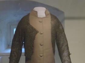 Eine untergelegte Weste vervollständigt die beiden Einzelteile des Kettenhemdes.