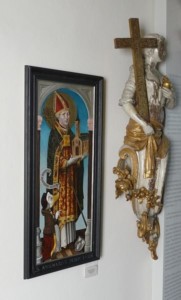 Der heilige Ansgar und seine Ente haben sich zum Altar der jeverschen Stadtkirche gesellt.