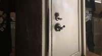 Auf dem Turm passt der Schrank nicht durch die Tür.
