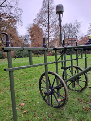 Geomagnetik im Schlosspark Jever: Mit dem Geomagnetikmessgerät können bauliche Strukturen zerstörungsfrei im Untergrund erfasst werden.