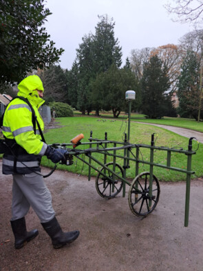 Geomagnetik im Schlosspark Jever: Grabungstechniker des NIhK, Wilhelmshaven, schieben ein geomagnetisches Messgerät über die Freiflächen des Schlossparks.