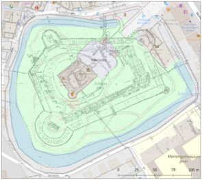 Karte Schlosspark Jever 1843: 
Georeferenziertes Kartenmaterial aus dem Jahre 1843. Man sieht bereits die neu angelegte Wegeführung des Landschaftsparks des 19. Jahrhunderts. Die neugestaltete Parkanlage überlagert zur Veranschaulichung die ehemalige Bebauung der Unterburg. Nach Abtrag der der baulichen Strukturen wurde das Material zur Modellierung des Parkreliefs umgenutzt.