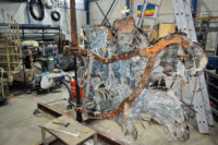 Öffnung. Die Korrosion der Innenkonstruktion ist weit fortgeschritten. Die stark zerfransten Fügenähte der Kupferreliefhalbschalen waren mit dicken Weichlotwülsten überarbeitet. Die aufgelöteten Stopfen stammen von dem deutschen Hersteller Viega. Foto: HABER & BRANDNER GMBH