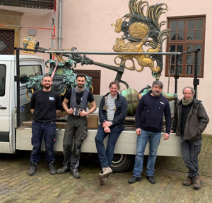 Die Wetterfahne wird für den Transport vorbereitet (April 2023)