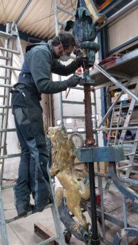 Die Wetterfahne in der Restaurierungswerkstatt Haber und Brander in Regensburg (April 2023). Foto: HABER & BRANDNER GMBH