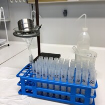 Abb. 04 Vorbereitungen für die Korngrößenanalyse der Bodenproben