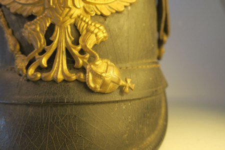 Detail des Zierates – Reichsapfel am Unteroffizierstschako, am Mannschaftstschako (hergestellt zwischen 1892 und 1895) und dem Mannschaftstschako, Modell 1897 (von rechts nach links)
(Inv.-Nr. 03778, 02565, 03782).