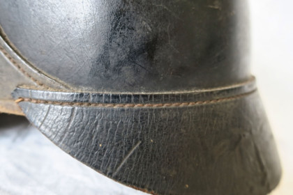 Das sogenannte Bundleder, das die Nähte von Front- und Nackenschirm verdeckte, fiel mit dem 1895 eingeführten Modell weg  (Inv.-Nr. 03782).