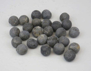 Kugeln eines russischen Schrapnells aus der Ersten Weltkrieg. Die Bleikugeln weisen Deformationen vom Aufprall auf harte Objekte auf (Inv.-Nr. 04648).