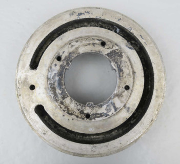 Einstellring der russischen Zeitzünder. Im Innern des umlaufenden Kanals sind Abbrandspuren des Schwarzpulvers erkennbar (Inv.-Nr. 19377).