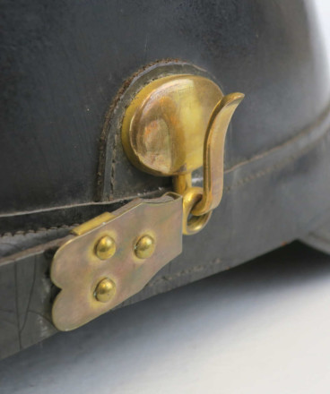 Haken für die seitliche Befestigung des Sturmriemens an einem Tschako des Modells 1887.