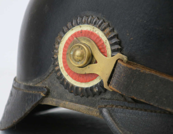 Knopf 91 an einem Tschako Modell 1895 (Inv.-Nr. 03782).