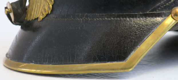 Detail des Augenschirms einer Pickelhaube. Bis 1867 wurden diese eckig gefertigt (
Inv.-Nr. 02566).