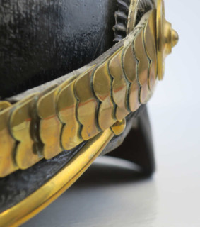 Die flache, also nicht gewölbte Schuppenkette wurde von Soldaten und Offizieren der Infanterie getragen (Inv.-Nr. 03773).