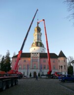 Abnahme der Wetterfahne 2020 II<br />
© Foto Schlossmuseum Jever<br />
96 dpi, JPG, 3,7 MB >><a href="https://www.schlossmuseum.de/wp-content/uploads/2024/08/abnahme-der-wetterfahne-2020-foto-schlossmuseum(2).jpg" target="_blank">Download</a><<