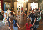 Familienfest 2024 Schloss Jever Menuett<br />
© Foto Jörg Stutz<br />
96 dpi, JPG, 3 MB >><a href="https://www.schlossmuseum.de/wp-content/uploads/2024/08/familienfest-schlossmuseum-jever-menuett-foto-joerg-stutz.jpg" target="_blank">Download</a><<