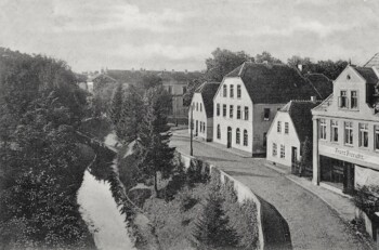 Abb. 12, Albanistraße, mit schmalem Straßenverlauf, Anfang 20. Jhdt., Postkarte, Sammlung Schlossmuseum Jever