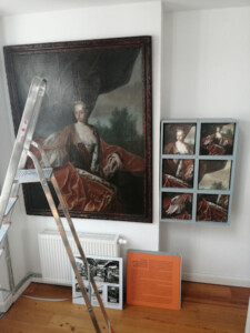 Überall Leitern und Dinge, die gestellt und aufgehangen werden wollen. Das Damen-Portrait wartet bereits auf Besucher, denen es Einblick in herrschaftliche Kreise des 18. Jahrhunderts gewähren kann.