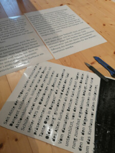 Vieles ist Handarbeit, auch das Herausschälen von Schrift für die Wände.