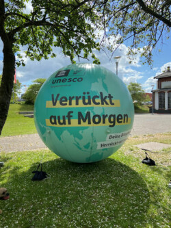 Biosphären-Ball<br />
©Mira Hohmann, Nationalparkverwaltung Nds Wattenmeer<br />
JPG, 5.2 MB >><a href="https://www.schlossmuseum.de/wp-content/uploads/2024/10/biosphaeren-ball-mira-hohmann-nationalparkverwaltung-nds-wattenmeer.jpg" target="_blank">Download</a><<