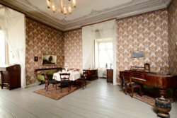 Innenansicht, Biedermeierzimmer, Schlossmuseum Jever<br />
© Schlossmuseum Jever<br />
JPG, 1.2 MB >><a href="https://www.schlossmuseum.de/wp-content/uploads/2025/01/Innenansicht-Biedermeierzimmer-Schlossmuseum-Jever.jpg" target="_blank">Download</a><<