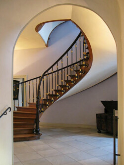 Innenansicht, Wendeltreppe im Eingangsbereich, Schlossmuseum Jever<br />
© Schlossmuseum Jever<br />
JPG, 0.6 MB >><a href="https://www.schlossmuseum.de/wp-content/uploads/2025/01/Innenansicht-Wendeltreppe-im-Eingangsbereich-Schlossmuseum-Jever.jpg" target="_blank">Download</a><<