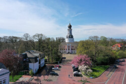 Schloss Jever, Luftbild 1<br />
© Schlossmuseum Jever<br />
JPG, 1.3 MB >><a href="https://www.schlossmuseum.de/wp-content/uploads/2025/01/Schloss-Luftbild-1-Schlossmuseum-Jever.jpg" target="_blank">Download</a><<