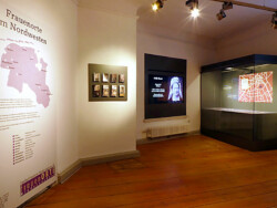 Ausstellung FrauenZimmer (0)<br />
© Schlossmuseum Jever<br />
JPG, 1.0 MB >><a href="https://www.schlossmuseum.de/wp-content/uploads/2025/03/ausstellung-frauenzimmer-0-schlossmuseum-jever.jpg" target="_blank">Download</a><<