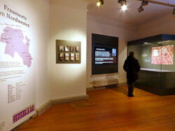 Ausstellung FrauenZimmer (1)<br />
© Schlossmuseum Jever<br />
JPG, 1.1 MB >><a href="https://www.schlossmuseum.de/wp-content/uploads/2025/03/ausstellung-frauenzimmer-1-schlossmuseum-jever.jpg" target="_blank">Download</a><<