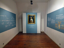 Ausstellung FrauenZimmer (2)<br />
© Schlossmuseum Jever<br />
JPG, 1.0 MB >><a href="https://www.schlossmuseum.de/wp-content/uploads/2025/03/ausstellung-frauenzimmer-2-schlossmuseum-jever.jpg" target="_blank">Download</a><<