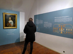 Ausstellung FrauenZimmer (3)<br />
© Schlossmuseum Jever<br />
JPG, 1.0 MB >><a href="https://www.schlossmuseum.de/wp-content/uploads/2025/03/ausstellung-frauenzimmer-3-schlossmuseum-jever.jpg" target="_blank">Download</a><<