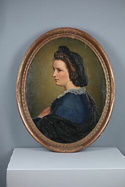 Frauenporträt im Oval. Vermutlich Agnes Hemken, die Schwester des Künstlers Ernst Hemken (1821-1911), 1863<br />
© Schlossmuseum Jever<br />
JPG, 3.8 MB >><a href="https://www.schlossmuseum.de/wp-content/uploads/2025/03/frauenportraet-im-oval-1863-schlossmuseum-jever.jpg" target="_blank">Download</a><<