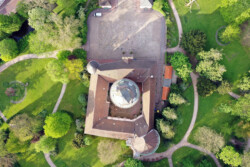 Schloss Jever mit umgebenden Schlosspark (2022)<br />
© Schlossmuseum Jever<br />
JPG, 1.0 MB >><a href="https://www.schlossmuseum.de/wp-content/uploads/2025/04/Schloss-Jever-mit-umgebenden-Schlosspark-Schlossmuseum-2022.jpg" target="_blank">Download</a><<