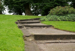 Beschädigte Treppe zum Schlosshügel<br />
© Schlossmuseum Jever<br />
JPG, 1.13 MB >><a href="https://www.schlossmuseum.de/wp-content/uploads/2025/05/Beschaedigte-Treppe-zum-Schlosshuegel-Schlossmuseum-Jever.jpg" target="_blank">Download</a><<