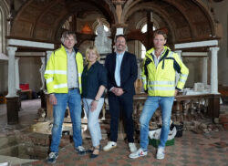 Edo-Wiemken-Denkmal, Graböffnung, 05.06.2025, v.l. Ralf Dröge (Staatliches Baumanagement Region Nord-West), Prof. Dr. Antje Sander, Museumsleiterin Schlossmuseum Jever, Sönke Gebken (Leiter der Regionalstelle Wilhelmshaven, Staatliches Baumanagement Region Nord-West), Alexander Größ (Staatliches Baumanagement Region Nord-West)<br />
© Schlossmuseum Jever<br />
JPG, 1.5 MB >><a href="https://www.schlossmuseum.de/wp-content/uploads/2025/06/Edo-Wiemken-Denkmal-Graboeffnung-05062025(4)-Schlossmuseum-Jever.jpg" target="_blank">Download</a><<