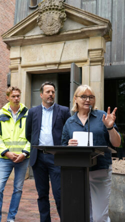 Edo-Wiemken-Denkmal, Graböffnung, 05.06.2025, v.l. Alexander Größ (Staatliches Baumanagement Region Nord-West), Sönke Gebken (Leiter der Regionalstelle Wilhelmshaven, Staatliches Baumanagement Region Nord-West), Prof. Dr. Antje Sander, Museumsleiterin Schlossmuseum Jever<br />
© Schlossmuseum Jever<br />
JPG, 1.2 MB >><a href="https://www.schlossmuseum.de/wp-content/uploads/2025/06/Edo-Wiemken-Denkmal-Graboeffnung-05062025(3)-Schlossmuseum-Jever.jpg" target="_blank">Download</a><<