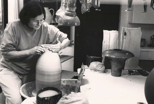 Gisela Baumfalk im Atelier an der Drehscheibe