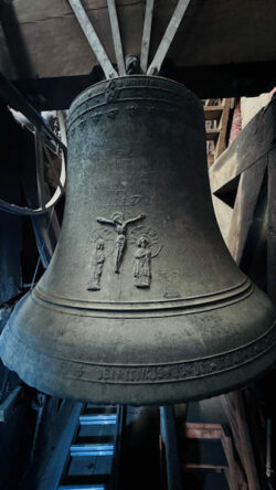 Marienglocke Kirchturm Jever (1)<br />
© Basel Mansour, Schlossmuseum Jever<br />
JPG, 1.7 MB >><a href="https://www.schlossmuseum.de/wp-content/uploads/2025/09/Marienglocke-Kirchturm-Jever-1-Basel-Mansour-Schlossmuseum-Jever.jpg" target="_blank">Download</a><<