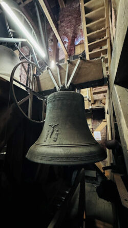 Marienglocke Kirchturm Jever (3)<br />
© Basel Mansour, Schlossmuseum Jever<br />
JPG, 1.6 MB >><a href="https://www.schlossmuseum.de/wp-content/uploads/2025/09/Marienglocke-Kirchturm-Jever-5-Basel-Mansour-Schlossmuseum-Jever.jpg" target="_blank">Download</a><<